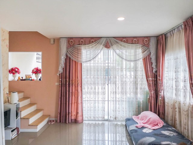 ทาวน์เฮ้าส์มือสองย่านปทุมธานี ม.เจ แกรนด์ รังสิต-คลอง1 หลังมุม! เนื้อที่กว้างขวางถึง 28.7 ตร.ว. ฟังก์ชันจัดเต็มถึง 4 ห้องนอน 3 ห้องน้ำ 2 ที่จอดรถ แถมฟรี 4 เครื่องปรับอากาศ บ้านพร้อมอยู่ เดินทางสะดวก ใกล้รถไฟฟ้าสายสีแดง "สถานีรังสิต" และทางด่วน "อุตราภิมุข"